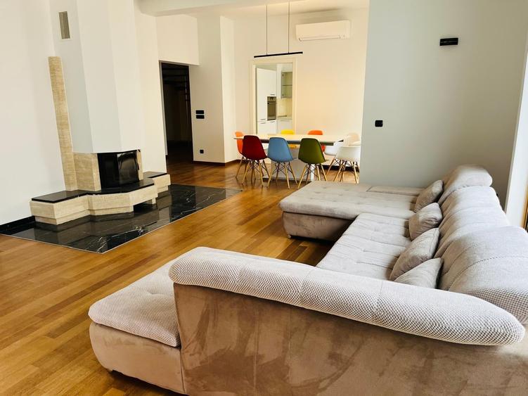 Apartament cu 5 camere decomandat în Primăverii