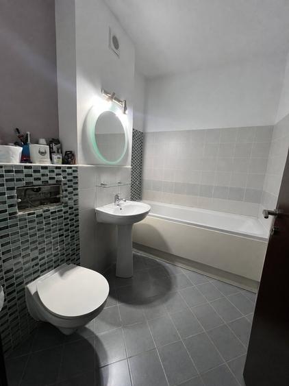 Apartament cu 3 camere semidecomandat, mobilat în Aradului
