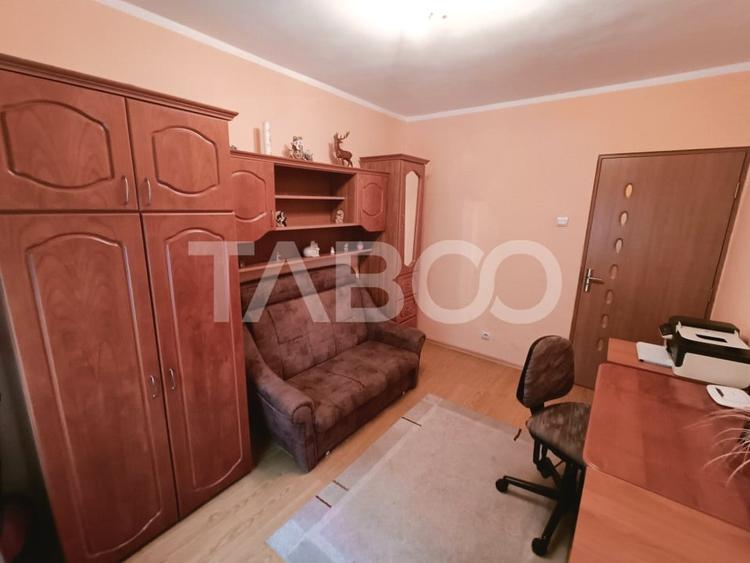 Apartament cu 3 camere semidecomandat, mobilat în Turnișor