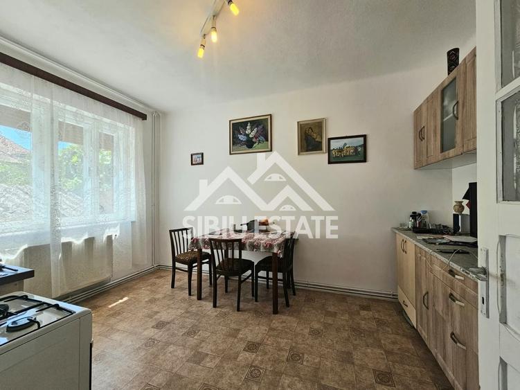 Duplex cu 5 camere cu Canalizare în Orașul de Jos