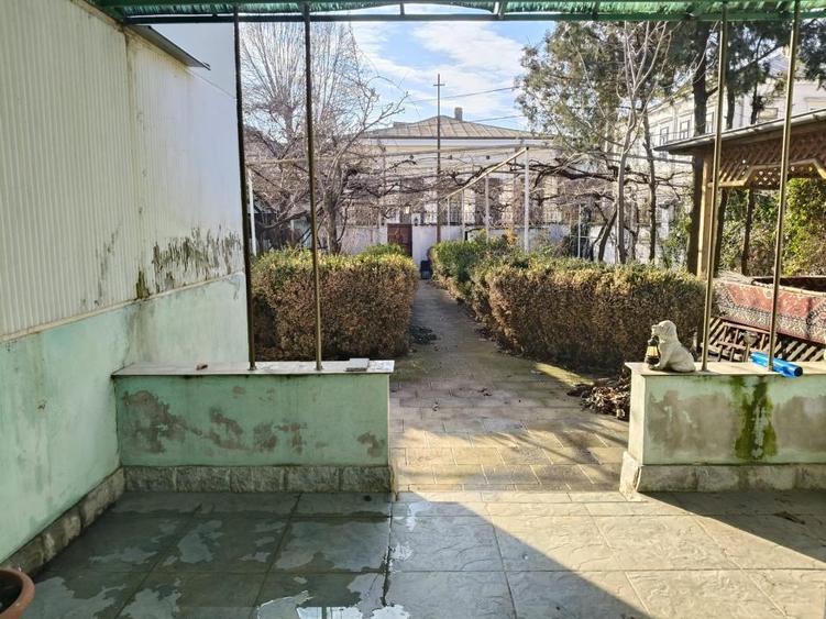 Casă cu 8 camere cu Teren 577 Mp în Apollo