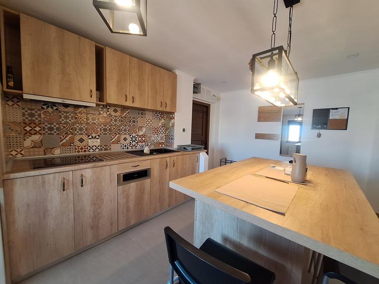 Apartament cu 3 camere semidecomandat, mobilat în Semicentral