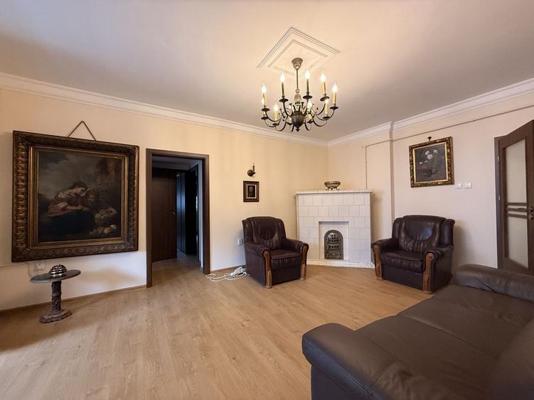 Apartament cu 4 camere semidecomandat în Primăverii