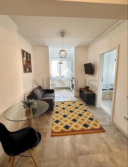 Apartament cu 2 camere semidecomandat, mobilat în Sud