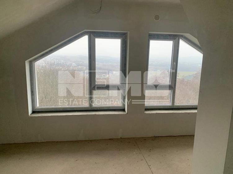 Penthouse cu 4 camere semidecomandat în Periferie