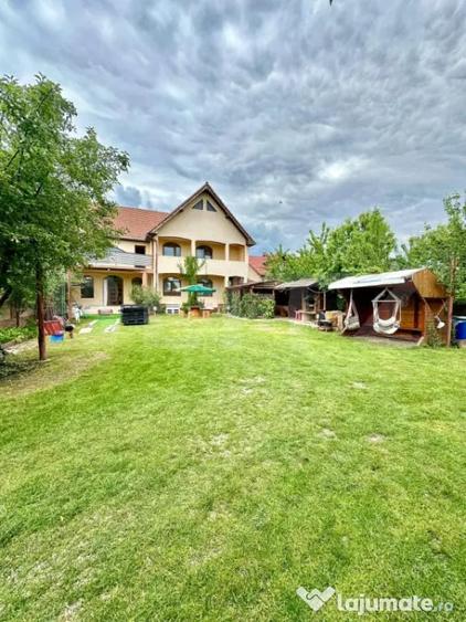 Casă cu 8 camere cu Teren 1027 Mp în Micești