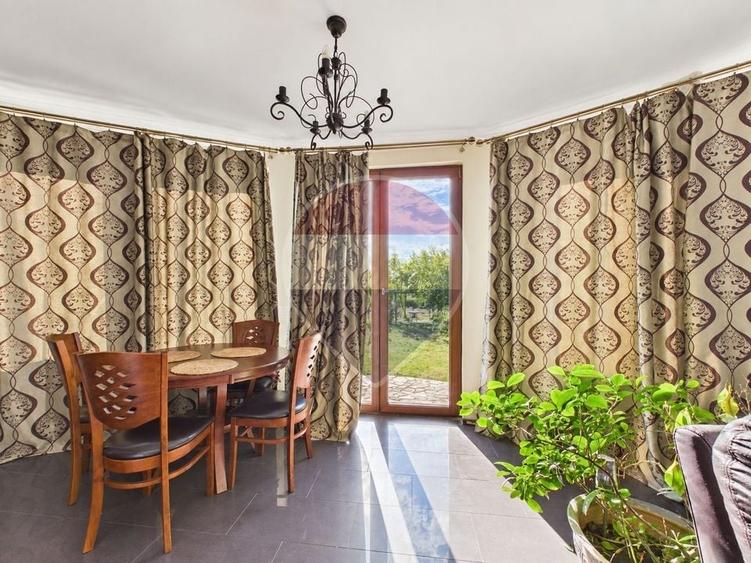 Casă individuală cu 6 camere cu Teren 7320 Mp în Curcani