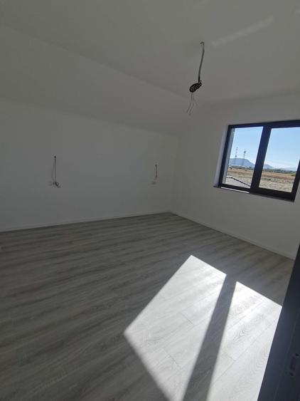 Casă cu 4 camere în Noua