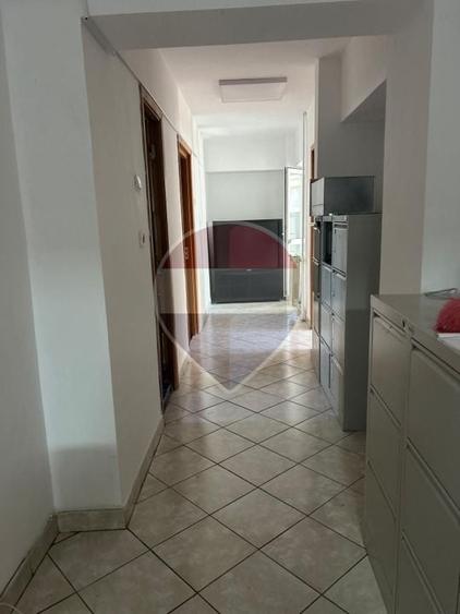 Apartament cu 4 camere decomandat în Periferie