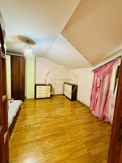 Apartament cu 4 camere decomandat în Trocadero