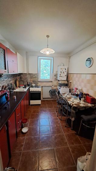Apartament cu 3 camere semidecomandat în Centrul Vechi