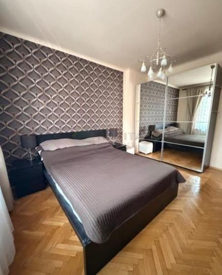 Casă individuală cu 7 camere cu Canalizare în Domenii