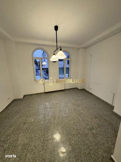 Casă cu 9 camere cu Teren 250 Mp în Dacia