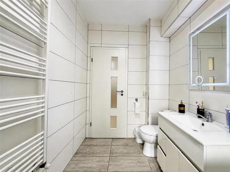 Apartament cu 3 camere decomandat, mobilat în Turnișor