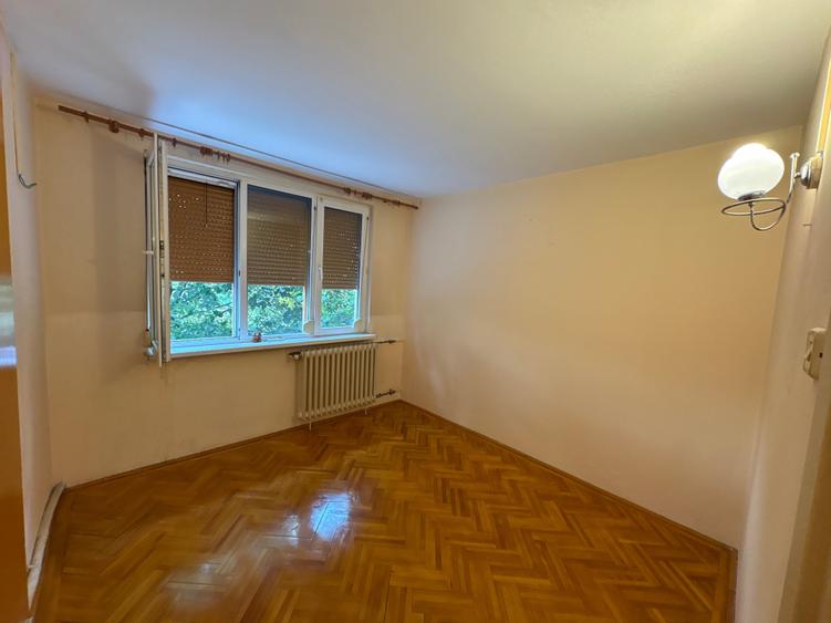 Apartament cu 3 camere semidecomandat în Drumul Taberei