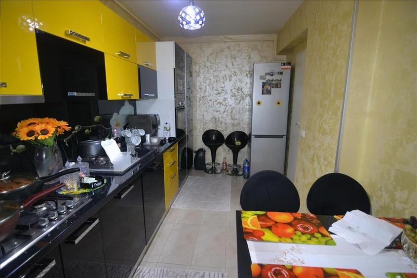 Apartament cu 3 camere decomandat în Noua