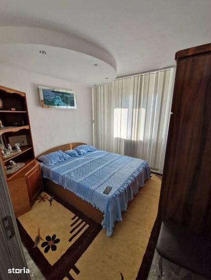 Apartament cu 3 camere semidecomandat în Calea București