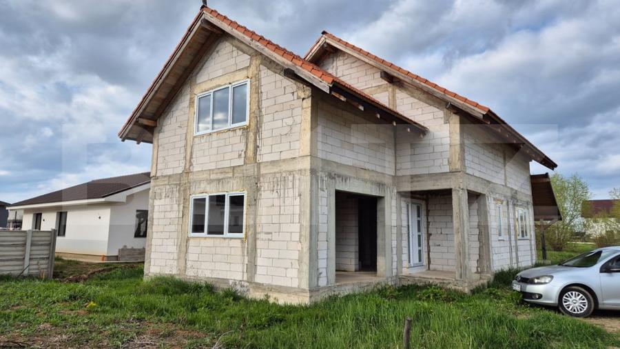 Casă individuală cu 4 camere cu Canalizare în Sânmartin