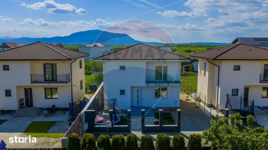 Casă cu 4 camere cu Teren 400 Mp în Stupini