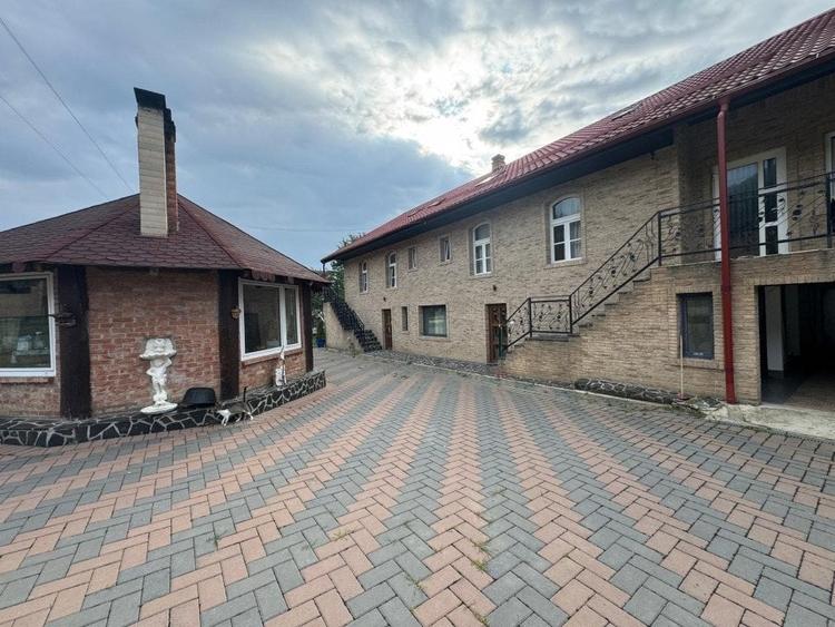 Casă cu 13 camere cu Teren 2500 Mp în Sucevița
