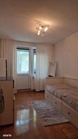 Apartament cu 3 camere semidecomandat, mobilat în Central