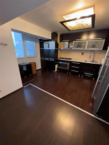 Apartament cu 4 camere semidecomandat, mobilat în Central