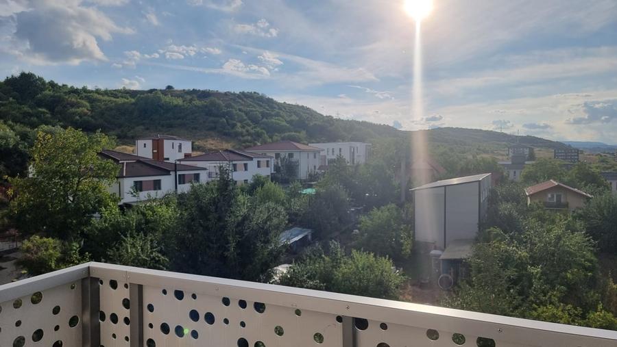 Apartament cu 2 camere semidecomandat, mobilat în Florești