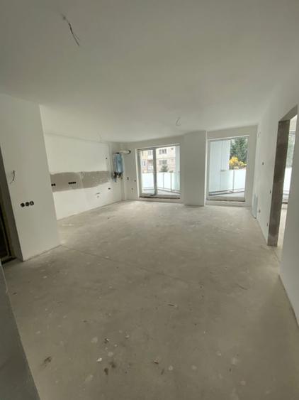Apartament cu 3 camere semidecomandat în Est