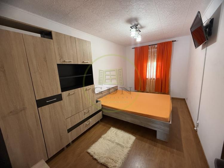 Apartament cu 3 camere semidecomandat, mobilat în Craiovița Nouă