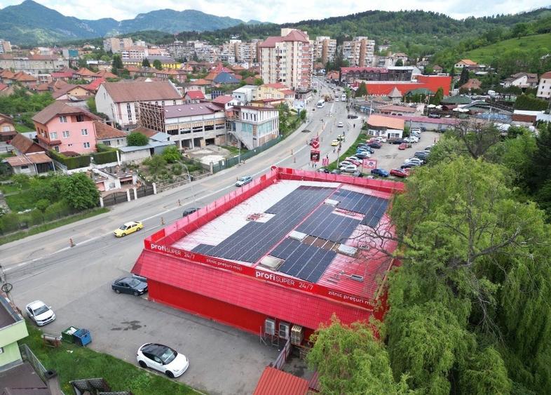 Spațiu comercial, de 841 mp, în Petros
