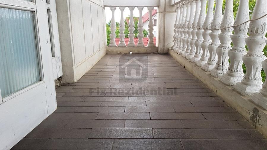 Casă individuală cu 9 camere cu Canalizare în Central