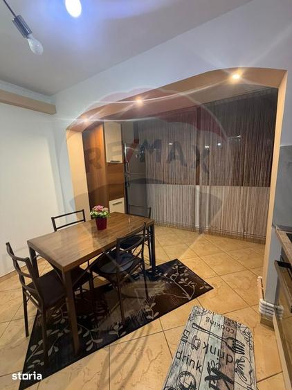 Apartament cu 3 camere decomandat, mobilat în Craiovița Nouă