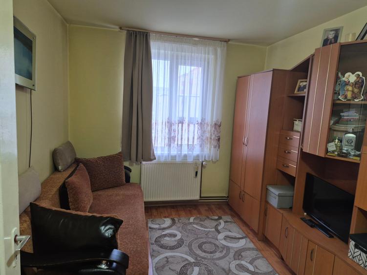 Apartament cu 3 camere decomandat în Florilor