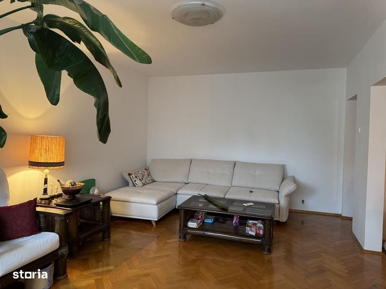 Apartament cu 4 camere decomandat în Pajura