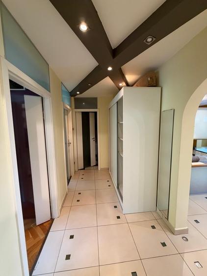 Apartament cu 3 camere decomandat în Girocului