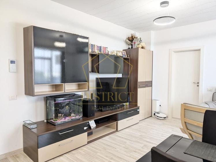 Apartament cu 3 camere semidecomandat, mobilat în Girocului