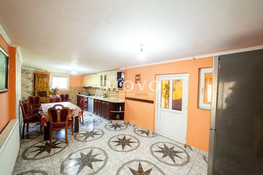 Casă individuală cu 10 camere cu Canalizare în Sântana