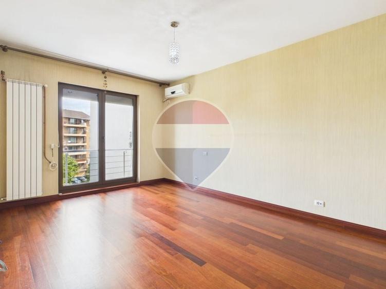 Apartament cu 6 camere decomandat în Sisești