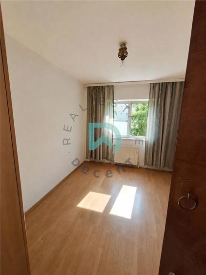 Apartament cu 3 camere decomandat în Calea București