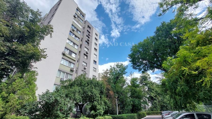 Apartament decomandat în Est