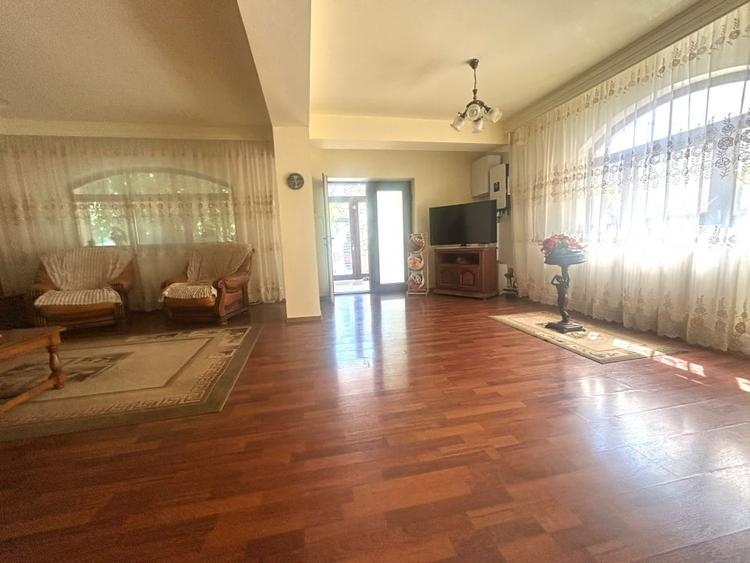 Casă individuală cu 8 camere cu Canalizare în Faleza Nord