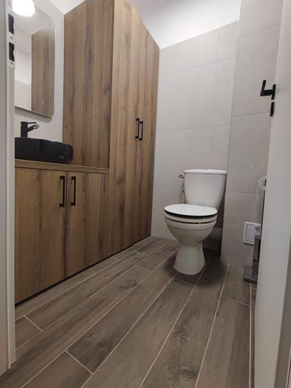 Apartament cu 3 camere semidecomandat, mobilat în Dumbrăvița
