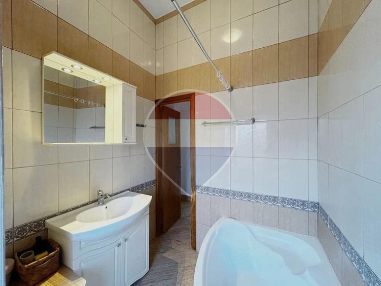 Apartament cu 3 camere semidecomandat în Primăverii
