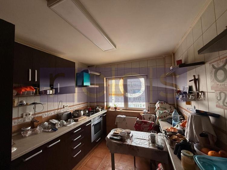 Apartament cu 4 camere semidecomandat, mobilat în Tineretului