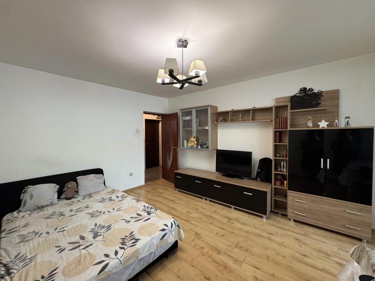 Apartament cu 3 camere semidecomandat în Central