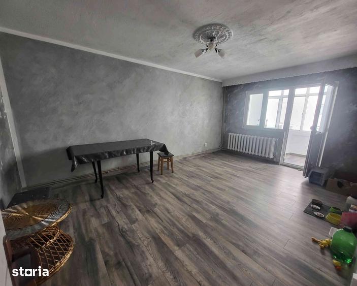 Apartament cu 3 camere decomandat în Letea