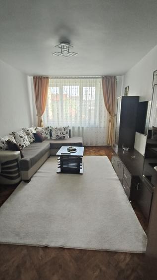 Apartament cu 3 camere decomandat în Exterior Vest