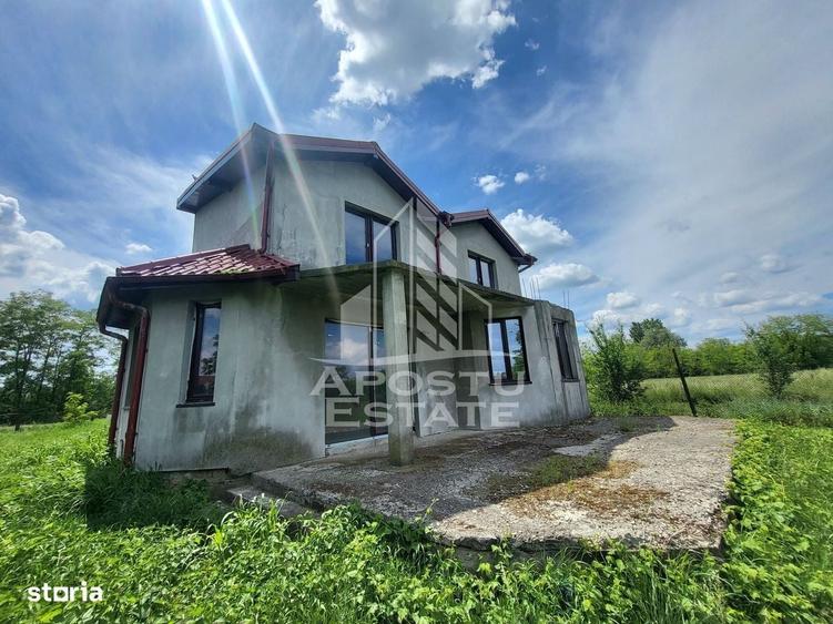 Casă cu 4 camere cu Teren 2311 Mp în Pădureni
