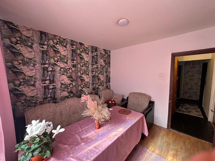 Apartament cu 3 camere decomandat în Drumul Taberei