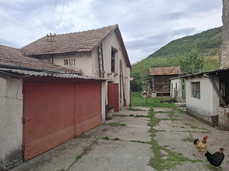 Casă cu 4 camere în Uroi